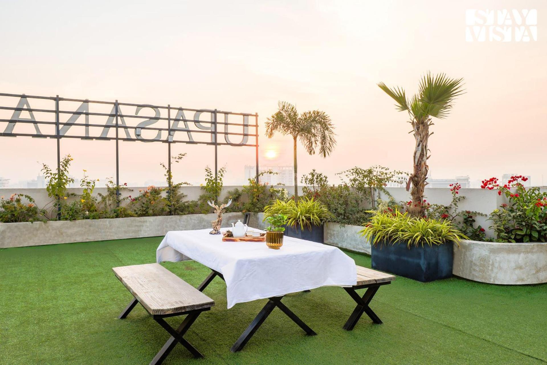 Apartment Stayvista At Cityscape With Rooftop Pool -