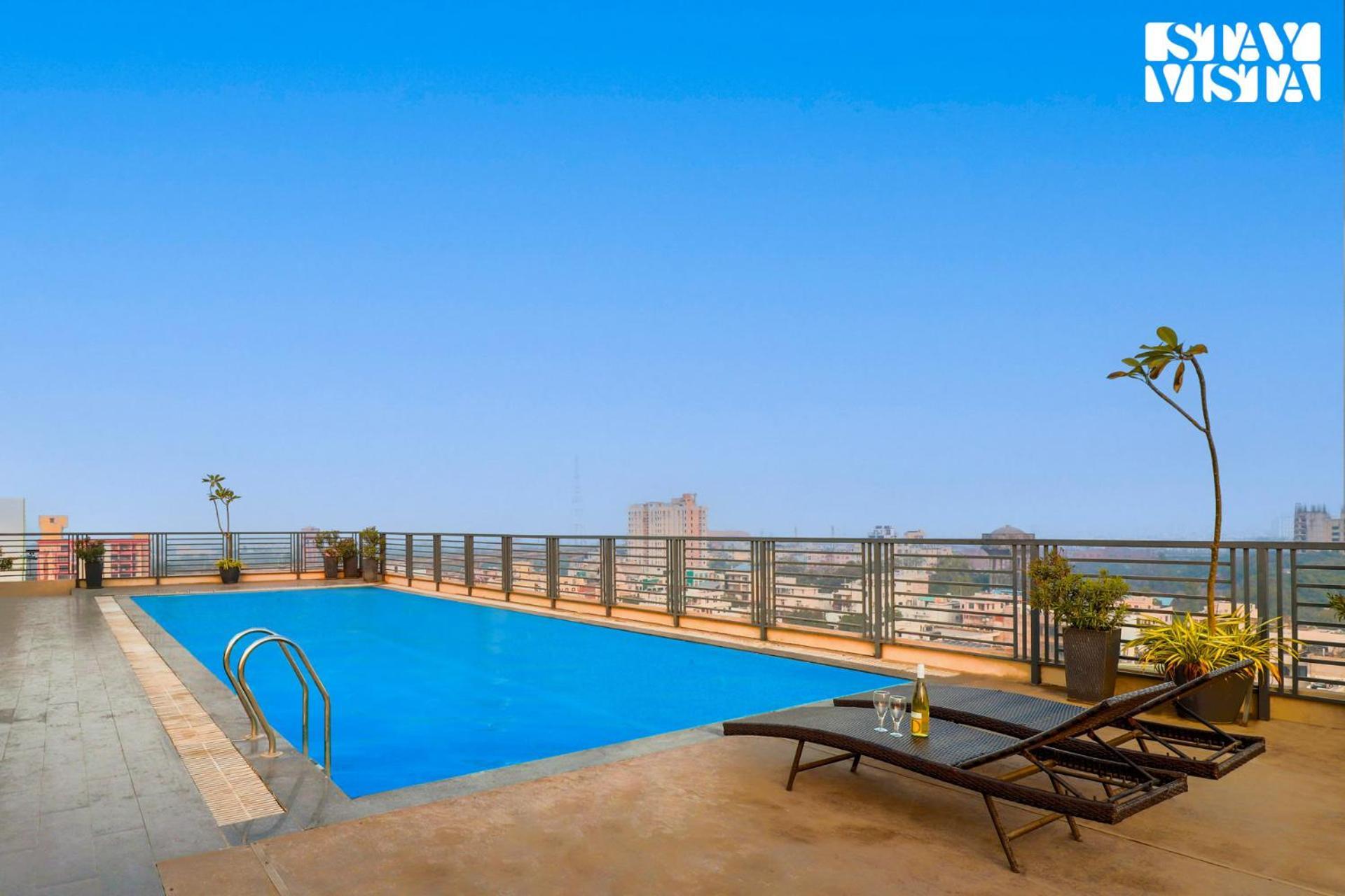 Stayvista At Cityscape With Rooftop Pool -